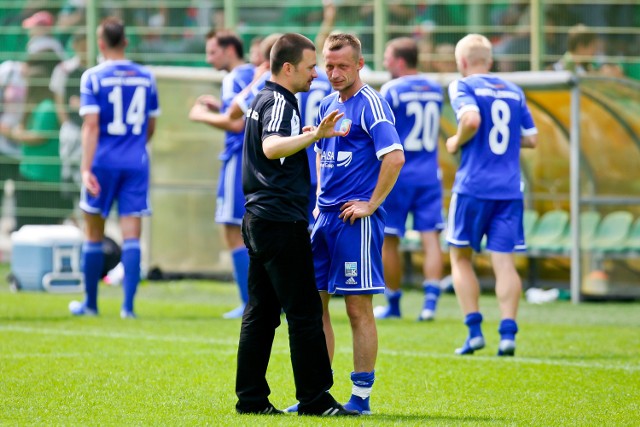 "Dobra robota" - zdaje się mówić trener Rafał Ulatowski do Krzysztofa Wołczka