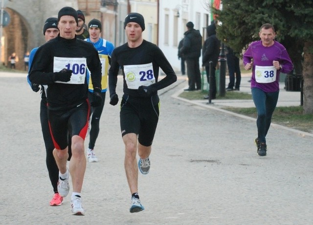 Radosław Kłeczek (z numerem 28) reprezentujący barwy Sporting Międzyzdroje/Artresan Active Team zwyciężył w biegu głównym mężczyzn.
