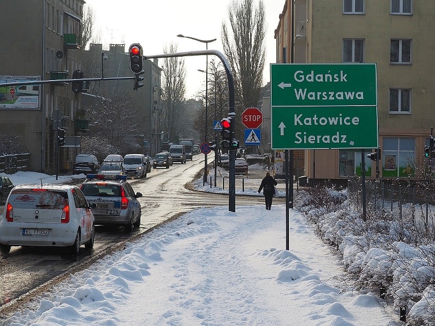Śnieg zalega na jezdniach i chodnikach w Łodzi. Jest ślisko! Ktoś je odśnieża? GALERIA