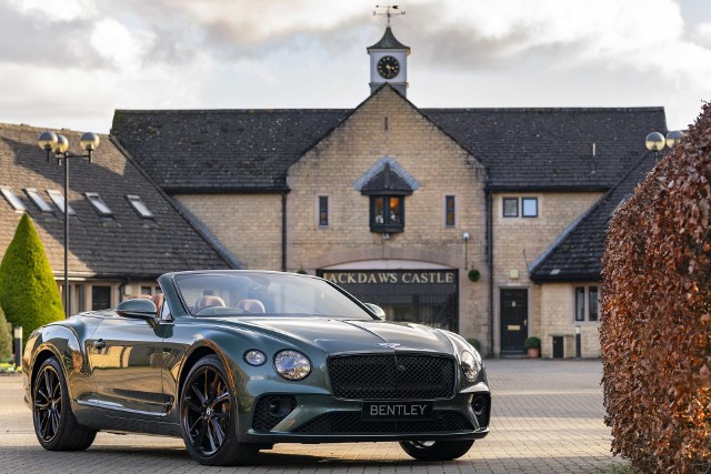 Bentley Continental GT Convertible Equestrian Edition został sfotografowany na Zamku Jackdaws - słynnym ośrodku jeździeckim, 10 km od toru wyścigowego Cheltenham. Fot. Bentley