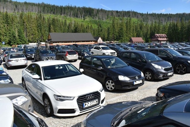 Za nieprawidłowe parkowanie grozi mandat od 100 zł i 1 pkt karny. Do tego mogą dojść koszty odholowania pojazdu w wysokości 400 zł i opłata za parking policyjny to jest 40 zł za dobę.