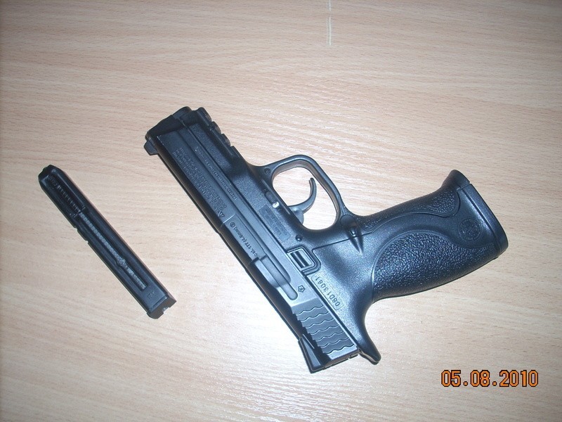 Broń znaleziona przy 20-latku to replika pistoletu Walter.