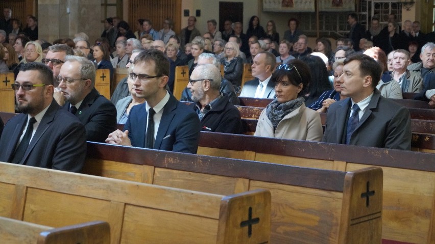 Cisza we łzach. Pogrzeb Norberta Małolepszego, radnego PiS z...