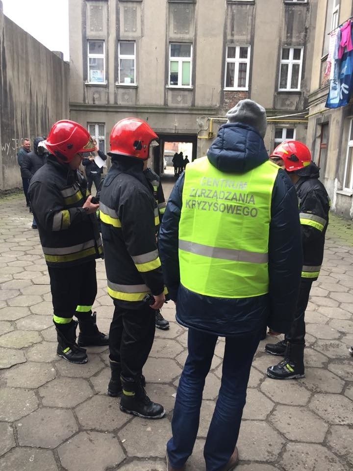 Pożar na Zarzewskiej. Strażacy gasili płonący dach...