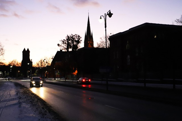 W tym roku cena energii elektrycznej wzrosła o kilkaset procent. Prezydent Torunia przekazuje dane budzące trwogę, zapowiada kolejne oszczędności. Dlaczego jednak miasto podpisuje umowy na dostawy energii co kwartał, zamiast postarać się o umowę długoterminową ze stałą stawką?