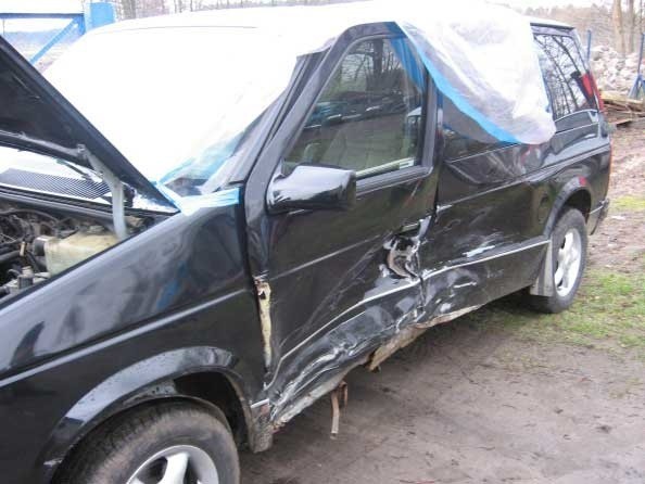 Tak wyglądało auto Pawła Walkowskiego po zderzeniu z cywilnym wozem policyjnym.