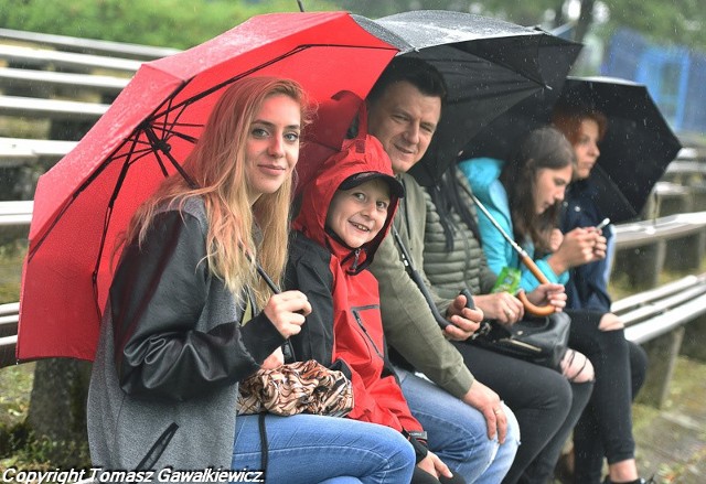 Oto prawdziwi kibice futbolu z Zielonej Góry - trzecioligowy Falubaz grał z Piastem Żmigród.