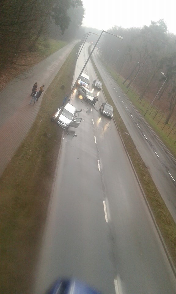 Stłuczka na ulicy Słowiańskiej. Trzy samochody zderzyły się w okolicach mostku