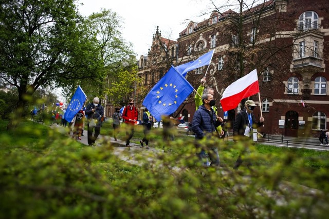 1.5.2021, Kraków. Spacer "Chodźmy razem. Polska w UE!" z okazji 17. rocznicy przyjęcia Polski do Unii Europejskiej