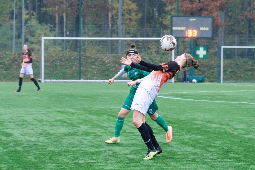 Włókniarki (zielone stroje) pokonały Loczki Wyszków