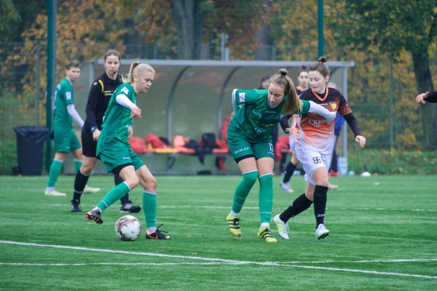 Włókniarki (zielone stroje) pokonały Loczki Wyszków