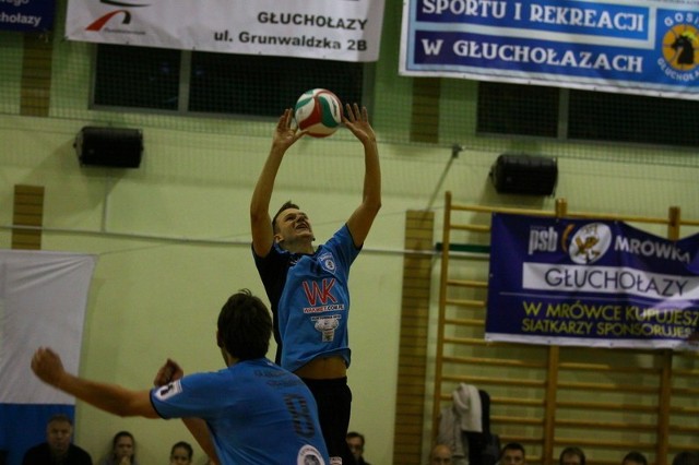 Piłkę wystawia rozgrywający Juvenii Grzegorz Malina.