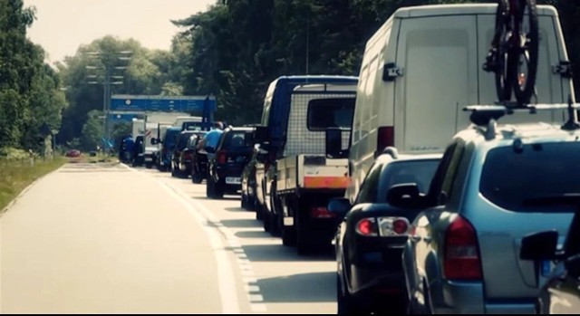 Oczekiwanie na przeprawę promową w środku sezonu trwa nawet trzy godziny, to jednak dla Ministra Transportu nie jest wystarczający argument. 