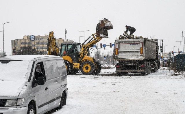 Na bydgoskich Kapuściskach rozpoczęło się grodzenie terenu pod budowę Lidla. Mieszkańcy okolicznych terenów martwią się gdzie teraz będą parkowali samochody...