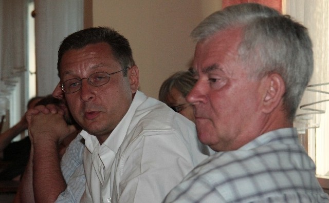 Wojciech Włodarski (z lewej) mowił, że przez aferę ratuszową miasto jest bardzo negatywnie kojarzone.