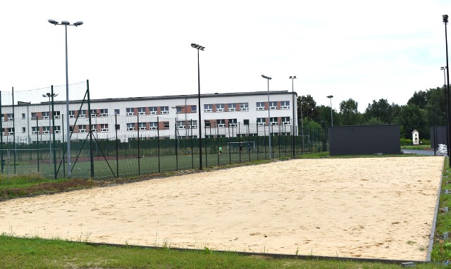 Nowy stadion przy PZ nr 2 Szkół Ogólnokształcących Mistrzostwa Sportowego i Technicznych w Oświęcimiu nabiera kształtów