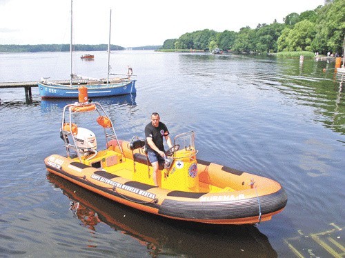 Znana szerzej z internetowego filmu ratownicza łódź Murena w kilka minut jest w stanie dotrzeć do najdalszych zakątków jeziora Trzesiecko. Dowodzi nią Marek Antoniak.