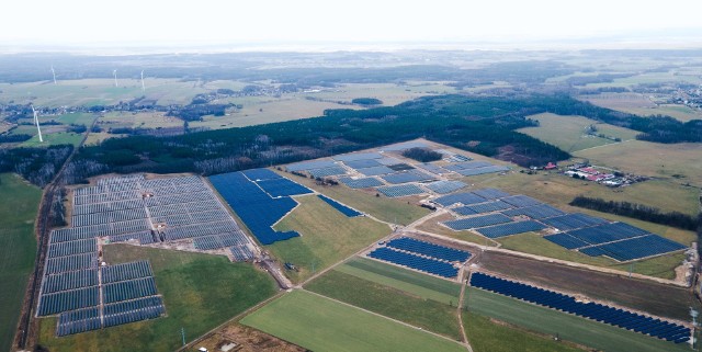 Park solarny o mocy 50 MWp mieści się na obszarze 57 hektarów. Na tej powierzchni zmieściłyby się 82 boiska do piłki nożnej.