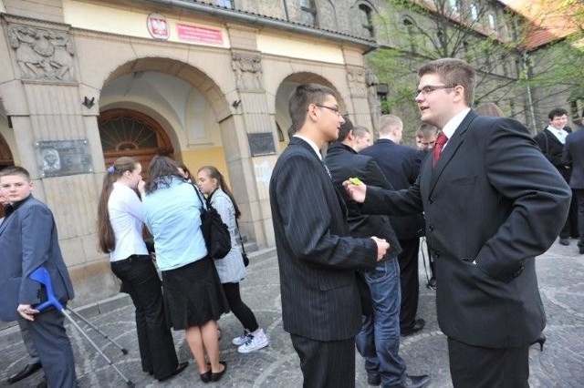 Gimnazjaliści z opolskiej "piątki" po napisaniu testu z angielskiego wymieniali opinie przed szkołą.