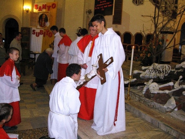 Ważnym punktem wielkopiątkowej liturgii jest adoracja krzyża