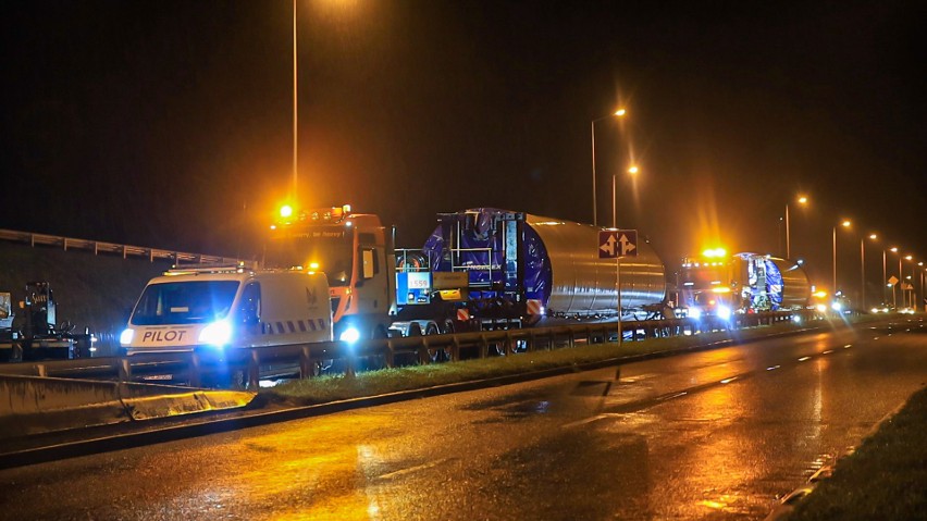Trwa seria nocnych transportów z elementami turbin wiatrowych w kierunku Nozdrzca. Utrudnienia na S19 [ZDJĘCIA, WIDEO]