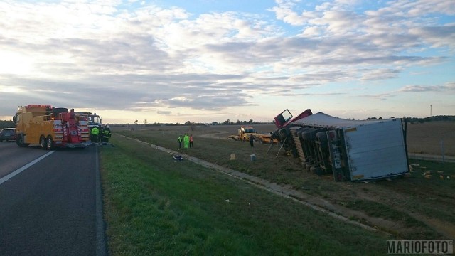 Ciężarowa scania przewróciła się na autostradzie A4.