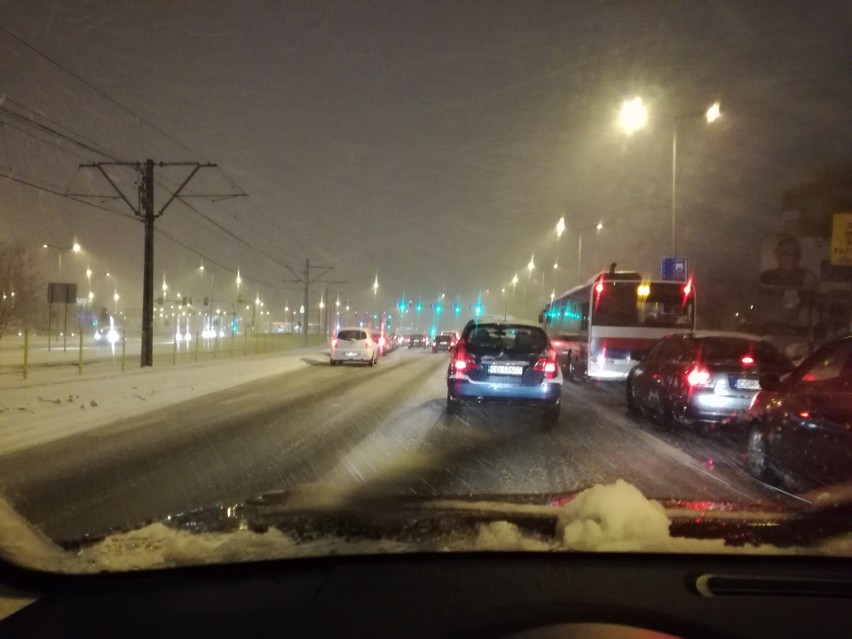 Trudne warunki na drogach w Bydgoszczy. Kierowcy muszą...