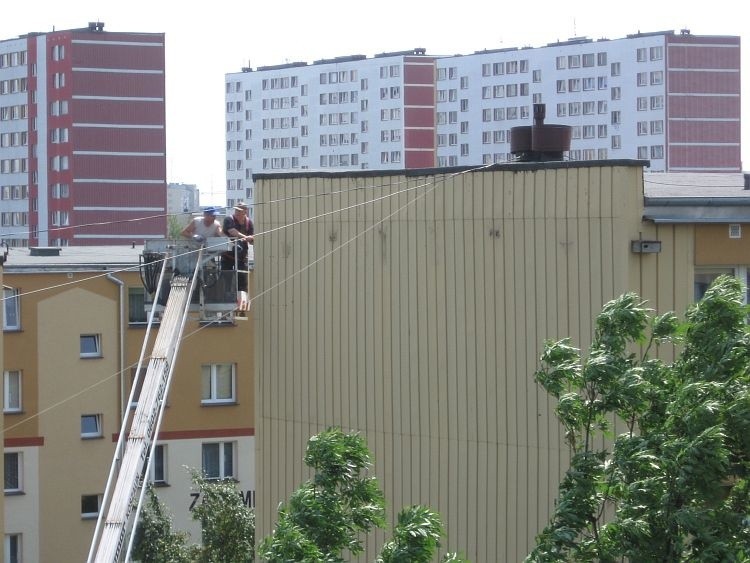 Dziś o godz. 12 pod blok przy ulicy Zagumiennej 8 podjechał...