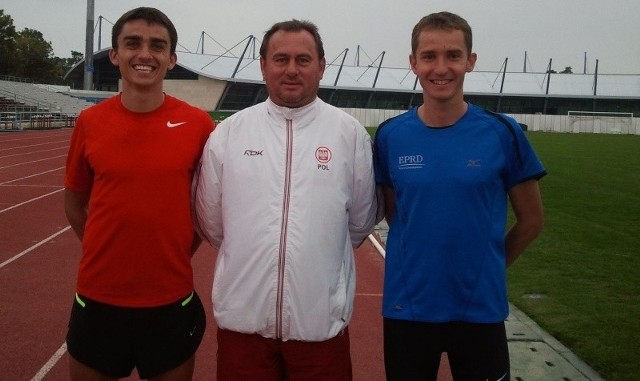 Wojciech Jarosz (z prawej) w Monte Gordo przebywa z czołowym polskim lekkoatletą Adamem Kszczotem (z lewej) i trenerem Stanisławem Jaszczakiem.  