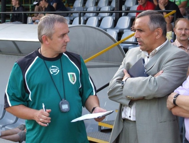 Janusz Białek (z prawej, obok jego asystent, Artur Chyła) zapowiada, że w zespole piłkarzy "Stalówki&#8221; będzie panował porządek i dyscyplina. 