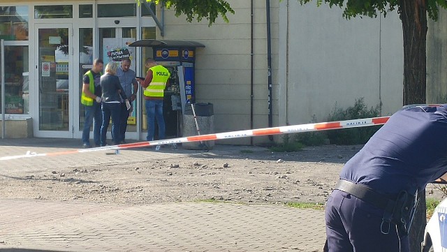 Do wybuchu i zniszczenia bankomatu doszło o godz. 3 w nocy z wtorku na środę na placu Kilińskiego w centrum Zgierza. Nikomu nic się nie stało. Bankomat znajdował się w pobliżu marketu, który nie został uszkodzony. Eksplozja była tak głośna, że obudziła okolicznych mieszkańców, którzy zaalarmowali policję