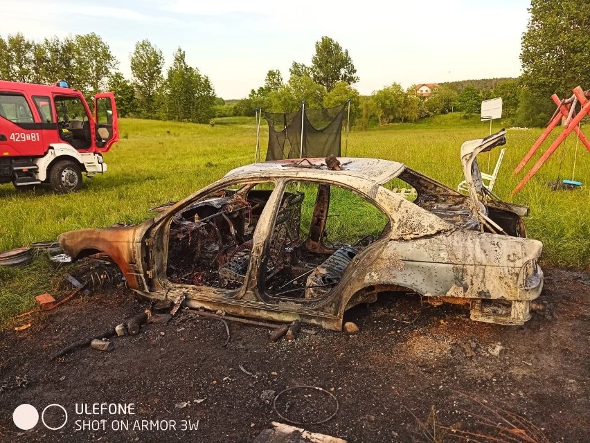 Pożar auta koło Złocieńca. BMW w płomieniach [zdjęcia]