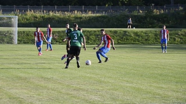 W czwartoligowym meczu Wierna Małogoszcz pokonała Partyzanta Radoszyce 3:0. Wierna Małogoszcz - Partyzant Radoszyce 3:0 (1:0)Bramki: Jakub Grzyb 43, Paweł Rogula 68, Piotr Pawłowski 84.Wierna: Spurek - Bednarski, Pawłowski, Bała, Szymkiewicz - Rejowski (35. Szczepańczyk), Czarnecki, Grzyb, Kraus (70. Malinowski) - Rogula, Fryc.- Pokazaliśmy drugie oblicze, zrehabilitowaliśmy się za porażkę w derbach. Nerwowość ustąpiła po zdobyciu bramek - powiedział Paweł Bień, trener Wiernej.Kulisy meczu na kolejnych slajdach.(dor)