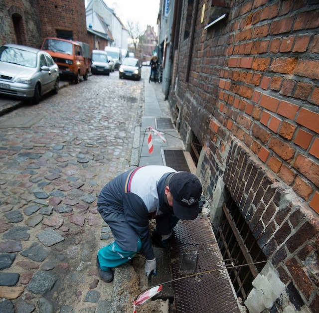 Tymczasowe łatanie dziury w chodniku przy ul. Podmurnej. Na gruntowny remont trzeba poczekać może nawet długich 5 lat