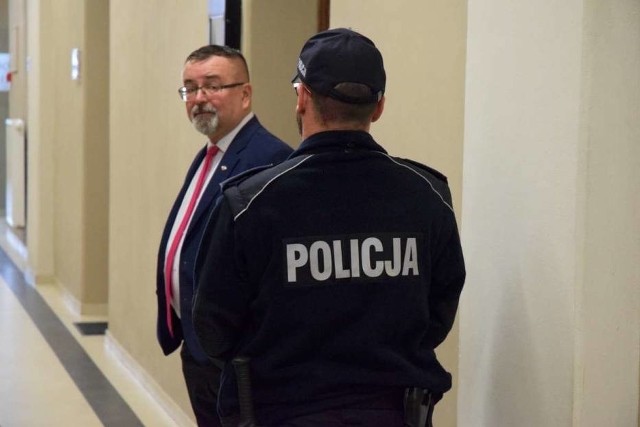 W Sądzie Rejonowym w Gnieźnie zapadł wyrok w sprawie Krzysztofa Derezińskiego, burmistrza Trzemeszna, który 8 marca na ulicach swojego miasta jeździł w stanie nietrzeźwości. Miał niecały promil alkoholu w organizmie.