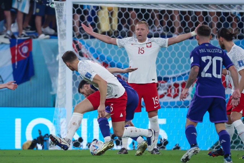 Kamil Glik (nr 15) w meczu Polski z Argentyną na mundialu...
