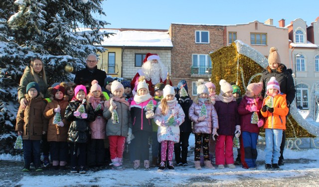 Dzieci z Przedszkola Publicznego w Małogoszczu w towarzystwie Mikołaja uroczyście odpalili lampki świąteczne na małogoskim rynku. Zobaczcie więcej na kolejnych slajdach >>>