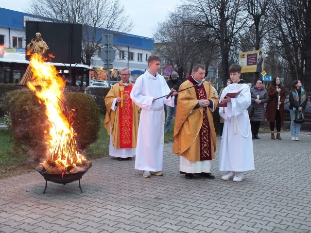 Podczas wieczornego nabożeństwa Wielkiej Soboty święcono ogień