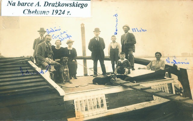 Rodzinna fotografia na drewnianej barce „Waleria”. Edward...