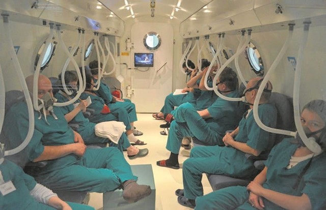 W komorze hiperbarycznej pacjenci oddychają stuprocentowym tlenem. Do komory pacjenci wchodzą w ubraniach z bawełny.