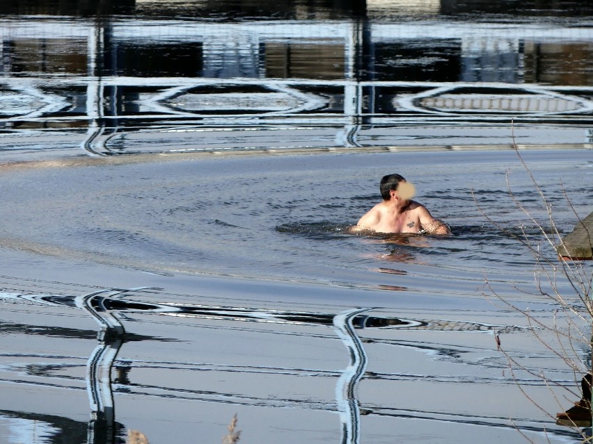 Mężczyzna kąpał się w Odrze przy moście Grunwaldzkim [ZDJĘCIA]