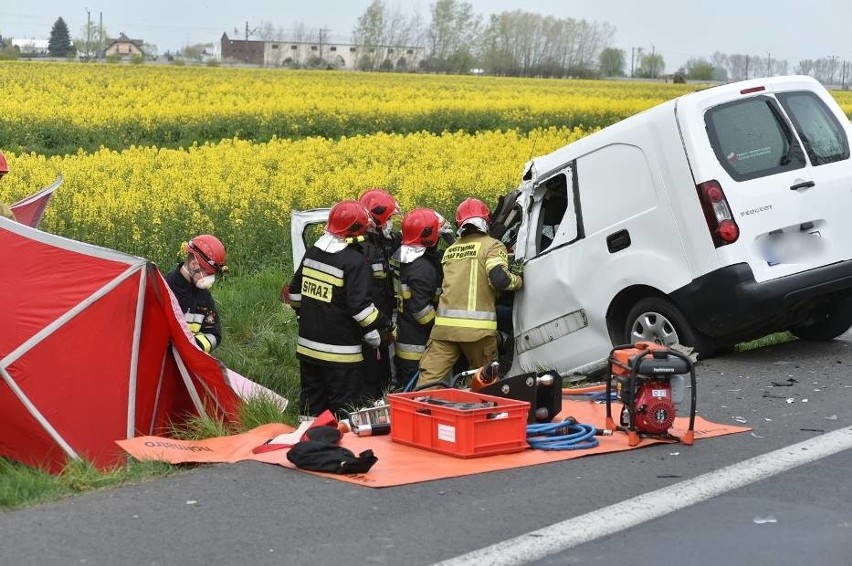 Leszno: Śmiertelny wypadek na drodze 309. Peugeot uderzył w tył ciągnika [ZDJĘCIA, FILM]