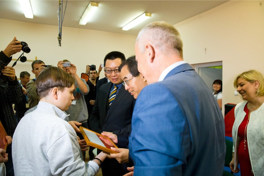 Ambasador Tajwanu i Robert Tyszkiewicz w ośrodku dla osób z autyzmem (zdjęcia)