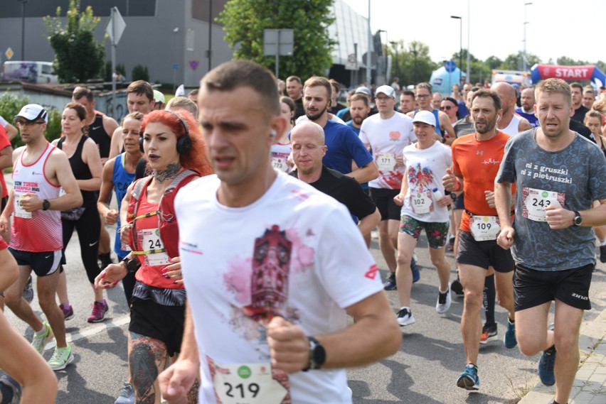 Run Toruń "Zwiedzaj ze zdrowiem".  Setki biegaczy na 10-kilometrowej trasie [zdjęcia]
