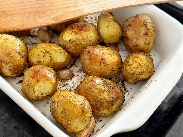 Młode ziemniaki pieczone w piekarniku są pyszne i bardzo aromatyczne. Zobacz, jak prosto możesz je przygotować. Kliknij galerię i przesuwaj zdjęcia strzałkami lub gestem.