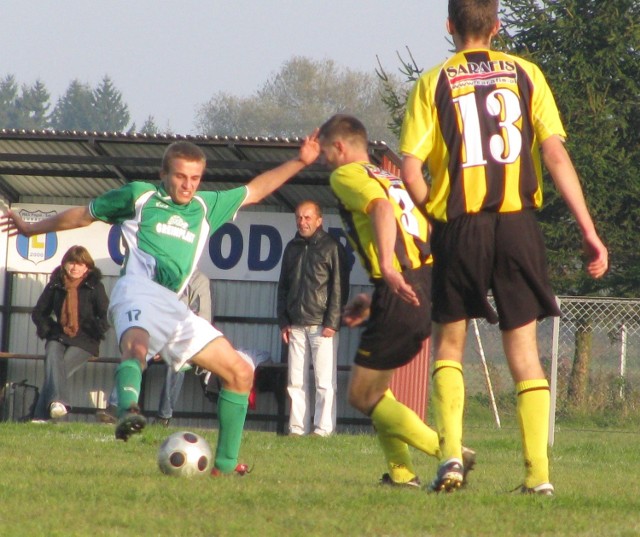 Pogoń-Sokół Lubaczów (zielone stroje) zremisował z LKS Skołoszów, choć grał w dziesiątkę i bez etatowego bramkarza.