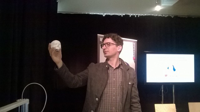 Jacek Malinowski, dyrektor BTL prezentuje prototyp czaszki Yoricka, którą na trójwymiarowej drukarce będą mogli wydrukować widzowie festiwali w Macedonii i na Słowacji