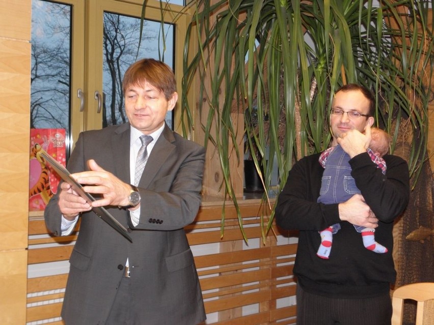 Były gratulacje od wójta Zbigniewa Szczepańskiego (z lewej)...