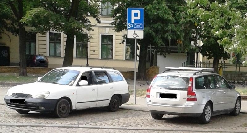 Te auta zaparkowały na miejscach dla inwalidów.