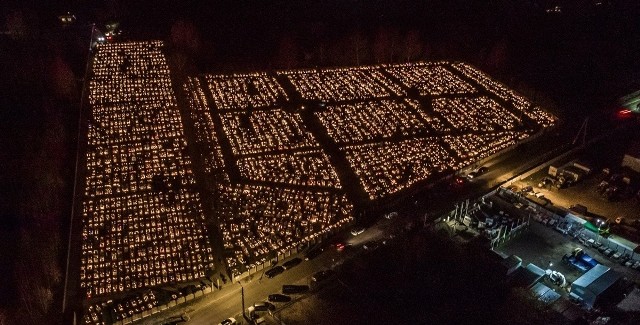 Częstochowski cmentarz nocą z lotu ptaka. Tysiące zniczy robi atmosferę. Zobacz kolejne zdjęcia. Przesuwaj zdjęcia w prawo - naciśnij strzałkę lub przycisk NASTĘPNE